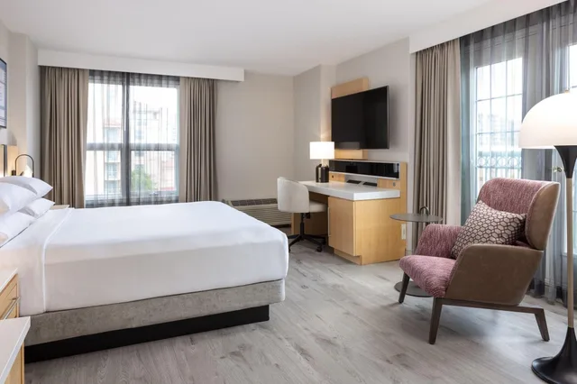 غرفة بسرير مزدوج بإطلالة على المدينة، Delta Grand Okanagan Resort 1/2