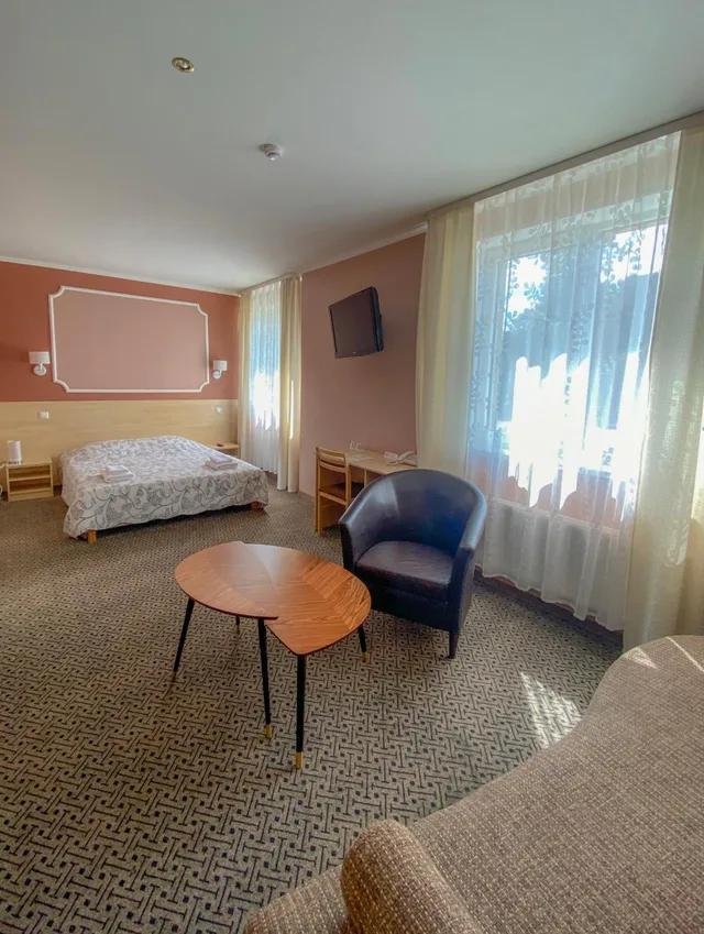 جناح جونيور، Best Hotel 2/6