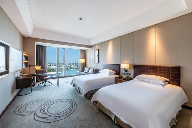 غرفة بسريرين منفصلين بإطلالة على البحيرة، Golden Eagle Summit Hotel Yancheng 1/1
