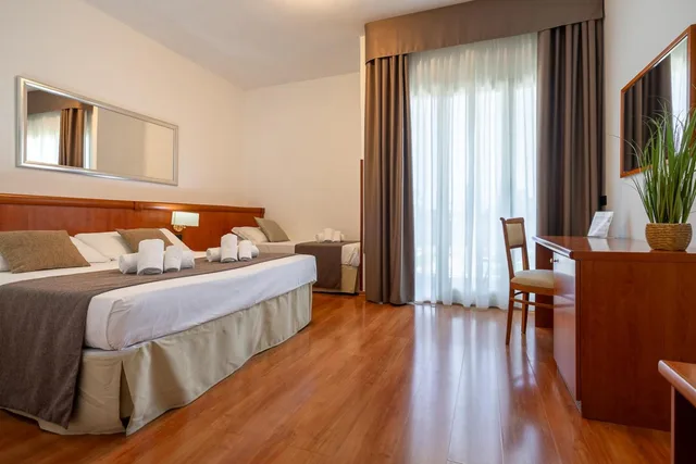 غرفة ثلاثية، Garden Hotel 1/5