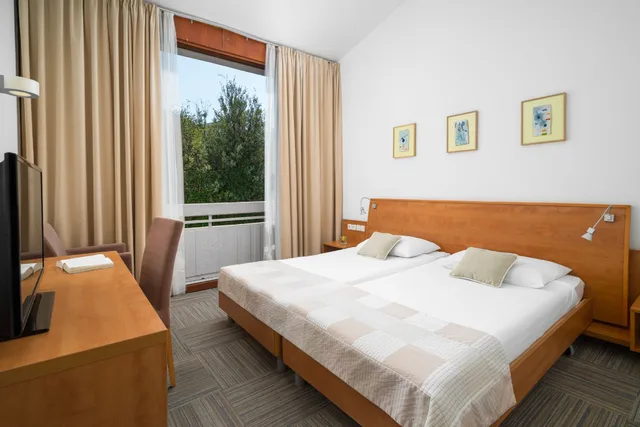 غرفة بسرير كوين مع أريكة، Valamar Tirena Hotel 3/7