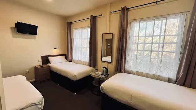 غرفة رباعية بسرير مزدوج وسريرين منفصلين، Arriva Hotel 5/10