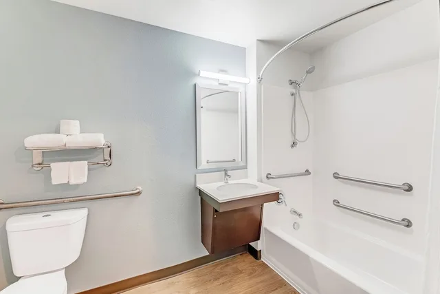 Room, Queen Bed, Bathtub, Accessible, WoodSpring Suites Austin North I-35 4/5