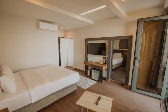 Deluxe Double Room with Garden and Terrace، Peerless Villas Hotel 2/4