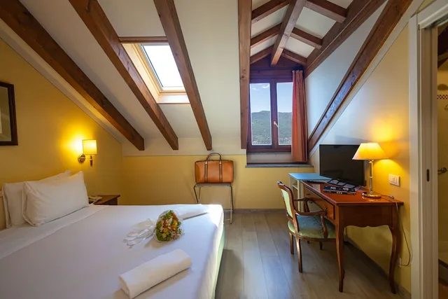 غرفة بسريرين منفصلين بإطلالة على البحيرة في المبنى الرئيسي، Hotel Pallanza 1/5