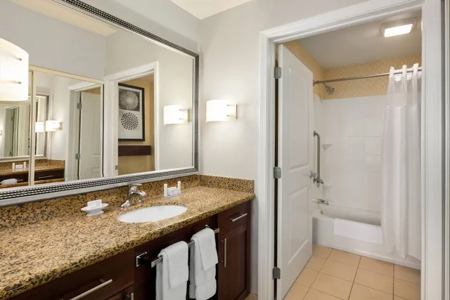 جناح بسرير كينج بغرفة نوم واحدة مع أريكة لذوي الإعاقة، Residence Inn Chattanooga Near Hamilton Place 2/2