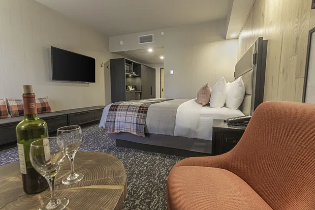 Junior, Studio, King Bed, Balcony, Peaks Hotel & Suites 9/10