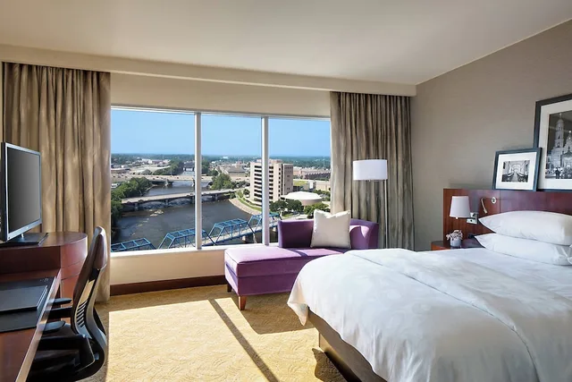 غرفة غراند بسرير كينج بإطلالة على النهر، JW Marriott Hotel Grand Rapids 4/8