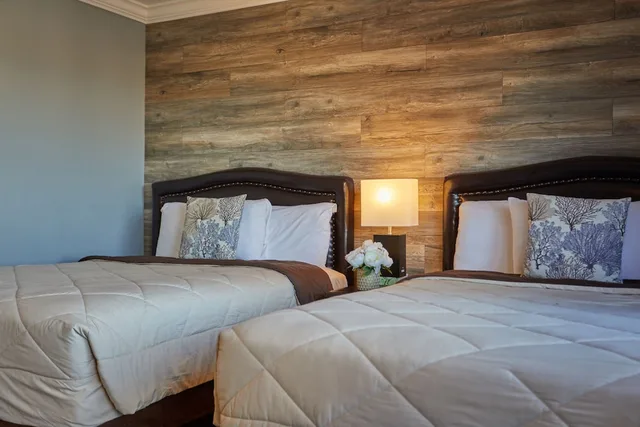 Deluxe, 2 Queen Beds, Inn By the Bay Monterey 1/8