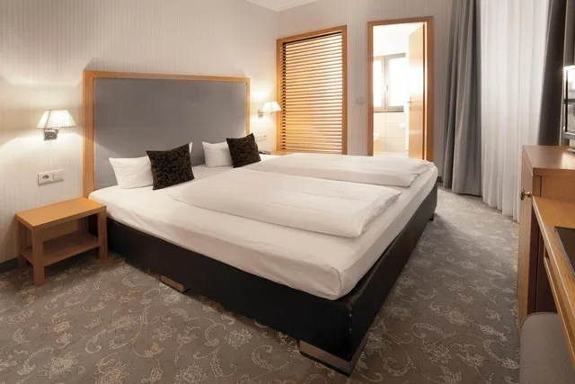 غرفة صغيرة بسرير كينج، Townhouse Hotel 2/4