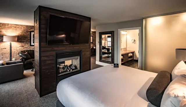 جناح بسرير كينج مع أريكة، Ironworks Hotel 1/6