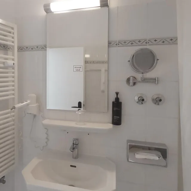 Room, Single, Garner Hotel Berlin Messe by IHG 9/9