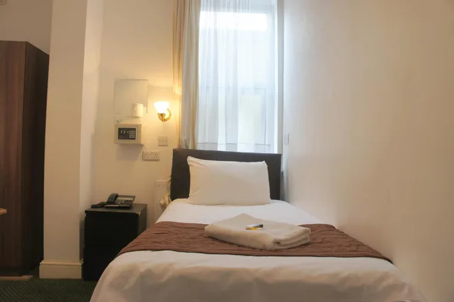 Room, Single, Private Bathroom, Plaza London Hotel 3/7
