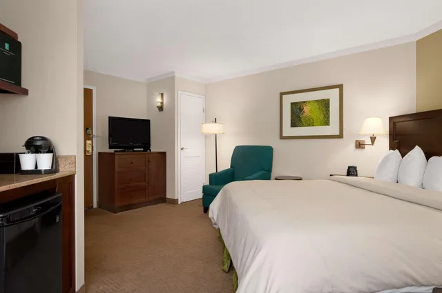 جناح بريميوم ركني بسرير كينج بغرفتين، Embassy Suites by Hilton Kansas City Overland Park 1/3