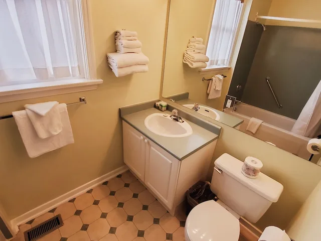 غرفة تقليدية بسرير كينج، James Bay Inn Hotel Suites Cottage 7/8