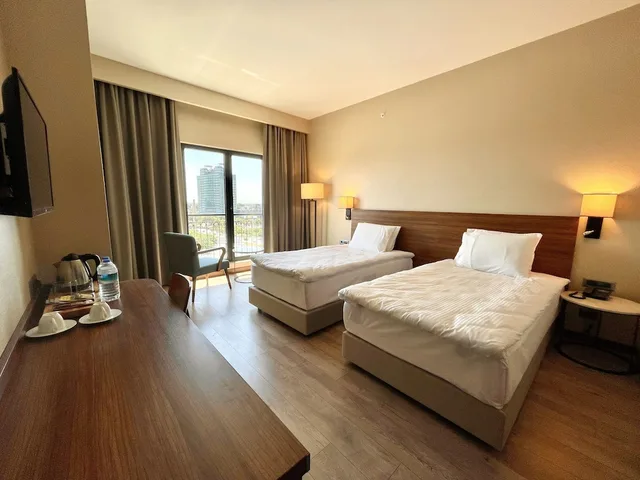 غرفة قياسية بسريرين منفصلين بإطلالة على المدينة، Turkmen Riverside Hotel 1/3