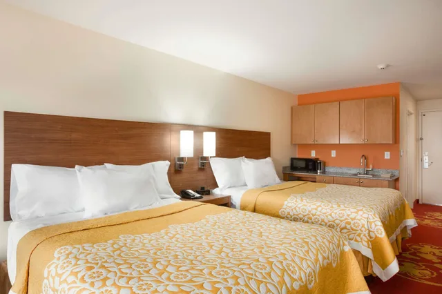 جناح استوديو بسريرين كوين بمطبخ صغير، Days Inn & Suites by Wyndham Caldwell 1/4