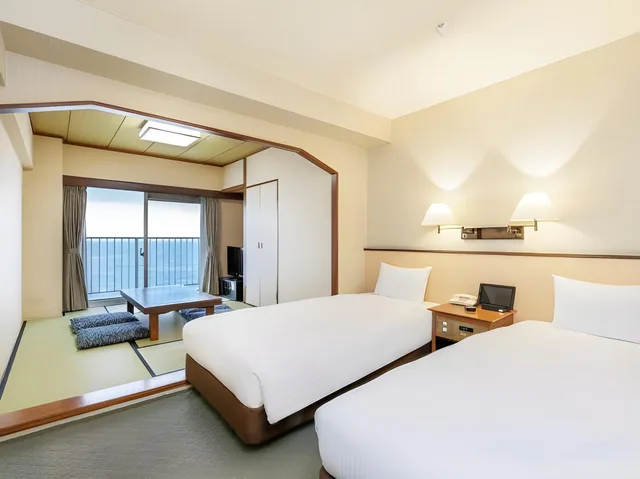 غرفة يابانية غربية قياسية بسريرين منفصلين بإطلالة على البحر، Resorpia Atami 2/2