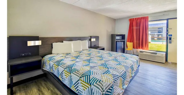 1 King Bed - Non-Smoking, Motel6 Ashland, VA 4/7