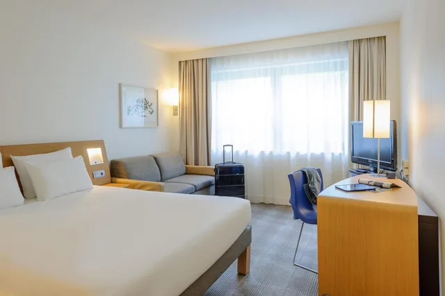 Standard, King Bed, Sofa, Novotel Aachen City Hotel 1/10