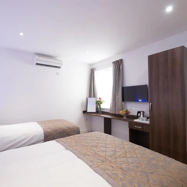 غرفة ثلاثية، Signature Hotel London 3/7