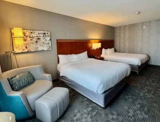 غرفة بسريرين كوين لذوي الإعاقة، Courtyard Silver Spring Downtown 2/5