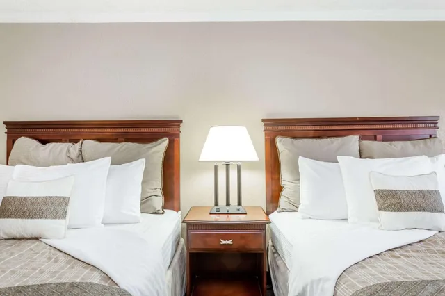 Room, Multiple Beds، Days Inn By Wyndham Destin 6/9