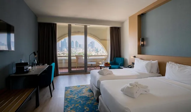 غرفة ديلوكس بسرير كينج بإطلالة على المدينة، Occidental Sharjah Grand 2/10