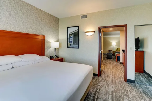 جناح بسرير كينج بغرفتين مع أريكة في طابق مرتفع، Drury Inn and Suites Kansas City Independence 1/4