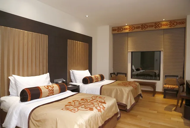 غرفة ديلوكس بسريرين منفصلين، The Lalit Great Eastern Kolkata 1/1