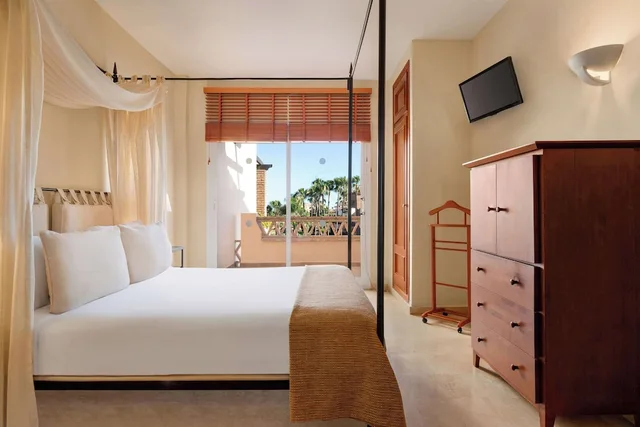 جناح ديلوكس بسرير كوين وسرير فردي بإطلالة على البحر بغرفتي نوم، Wyndham Grand Costa del Sol 1/4