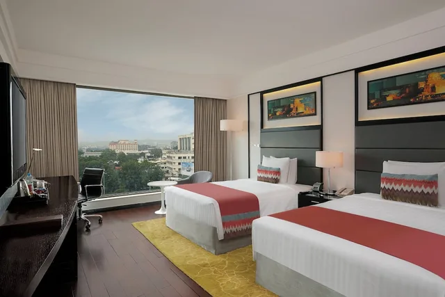 غرفة بريميوم بسريرين منفصلين، Crowne Plaza Pune City Centre 3/6