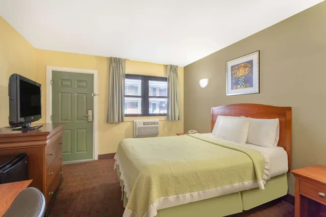 Deluxe, Queen Bed, Days Inn by Wyndham Elmsford / White Plains 1/4