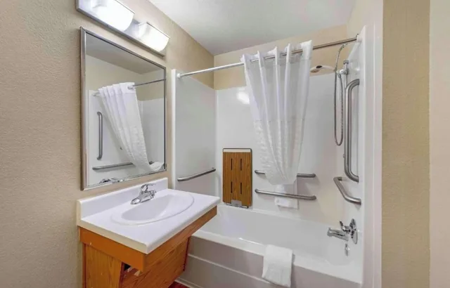2 Full Beds - Non-Smoking, Kitchen، Studio 6 Extended Stay Fishkill Westage Center NY 9/10