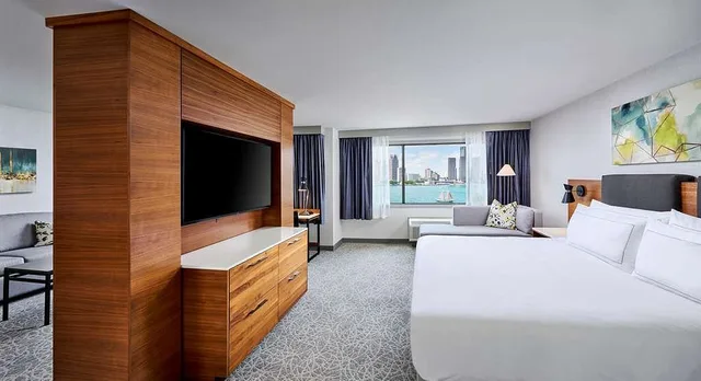 Studio, Suite, King Bed, Water Front، DoubleTree by Hilton Windsor Hotel & Suites 1/2