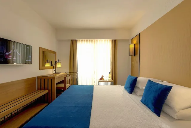 غرفة قياسية بسرير مزدوج، LIV HOTEL BY BELLAZURE 3/3