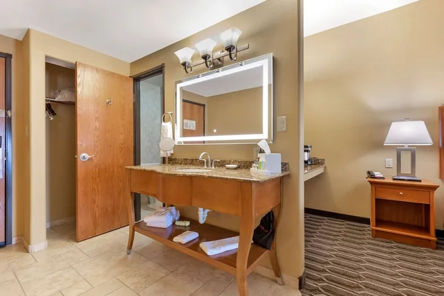 غرفة قياسية بسرير كينج بشرفة مع أريكة، Best Western Plus Swiss Chalet Hotel & Suites 6/6