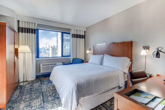 غرفة بسرير كينج بإطلالة على المدينة بشرفة، Vista LIC Hotel, BW Premier Collection 1/6