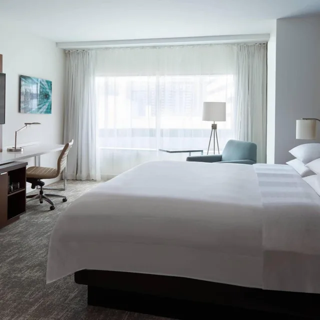 جناح بسرير كينج بإطلالة على المدينة بغرفة نوم واحدة مع أريكة، Toronto Marriott City Centre Ex Renaissance Toronto Hotel 6/10