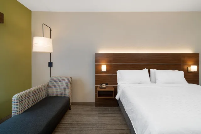 غرفة قياسية بسرير كينج بحوض استحمام لذوي الإعاقة، Holiday Inn Express Hotel Suites Talladega 3/5