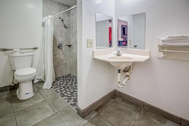 1 Queen Bed - Mobil Access Tub Nsmk Micfridg، Motel6 Conroe, TX 5/5