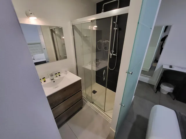 غرفة بسرير مزدوج أو سريرين منفصلين بإطلالة على البحر بشرفة، HOTEL NATURSUN 4/5