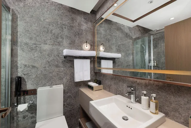 غرفة بريميوم بسرير كينج بإطلالة على البحر، Holiday Inn Rizhao Seaview by IHG 4/4