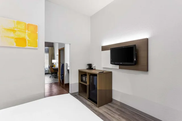 جناح بسرير كينج بجاكوزي، Comfort Inn & Suites Kenosha-Pleasant Prairie 7/10