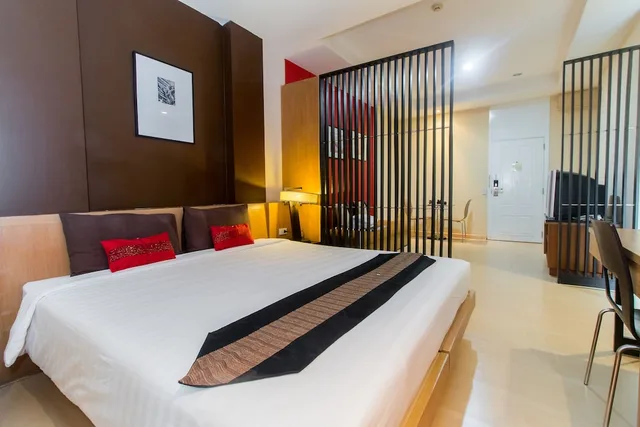 Deluxe, Studio, King Bed, Kitchen, Silom Convent Garden 3/7