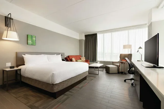 جناح ركني بسرير كينج، Hilton Garden Inn Calgary Downtown 2/2