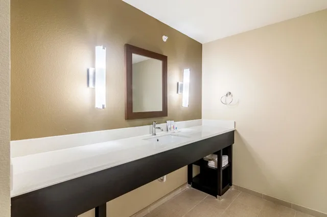 جناح بسريرين كوين، Comfort Suites Meridian And I-40 9/10