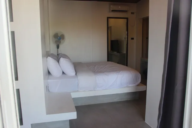 جناح تنفيذي بسرير كينج وسريرين منفصلين بإطلالة على المسبح بشرفة، Amihan Resort 4/5