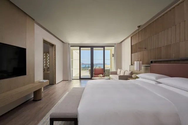 جناح رئاسي بسرير كينج بإطلالة على البحر، Marriott Yalong Bay 1/2