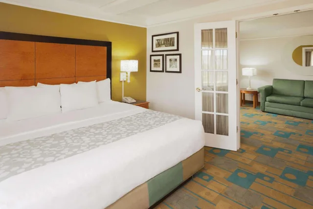 جناح بسرير كينج بغرفة نوم واحدة مع أريكة، La Quinta Inn & Suites by Wyndham Salt Lake City Airport 1/3